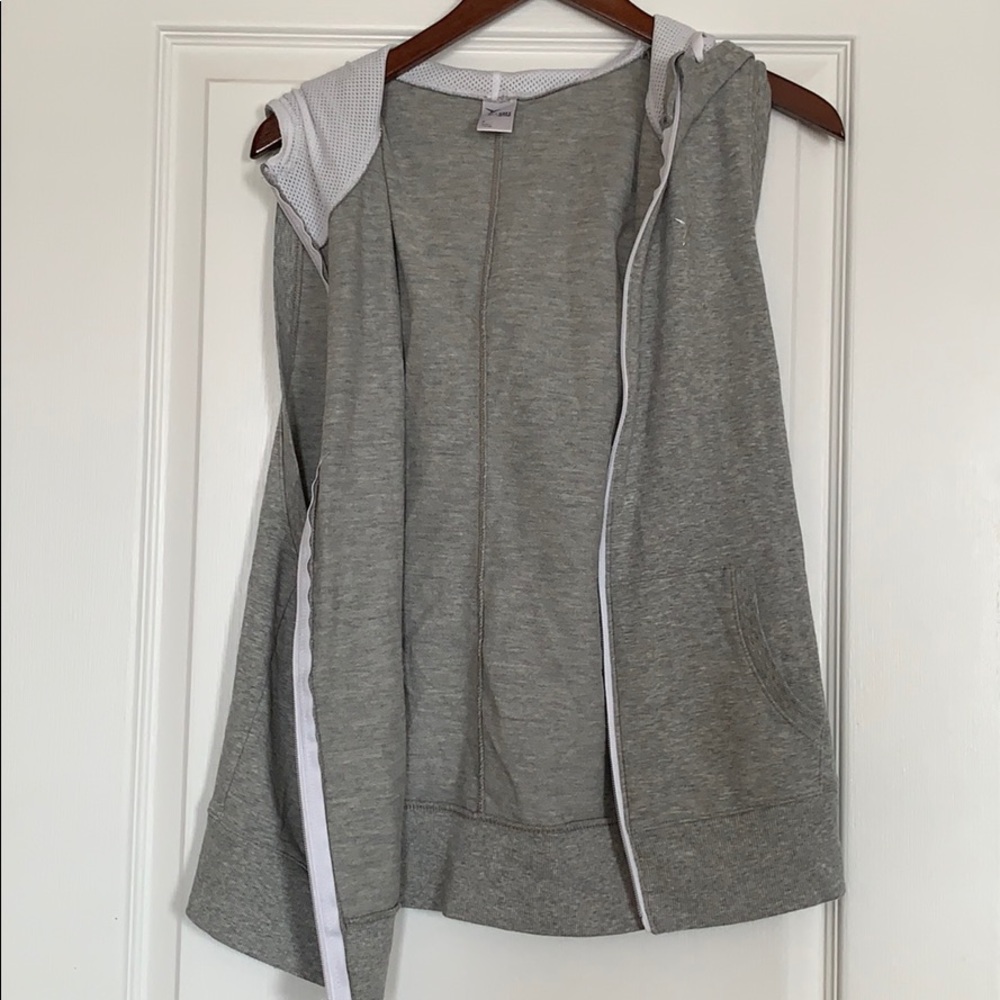 Active sleeveless jacket for working out